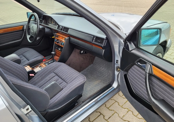 Mercedes-Benz W124 (1984-1993) cena 19500 przebieg: 183500, rok produkcji 1992 z Tuszyn małe 232